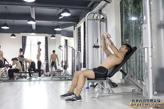 長腿、翹臀的完美身材美女哪裏多集中？除了春熙路，可能也就是四川西南航空職業學院健身房了。近日，該校一組美女健身房性感照片走紅網絡，時尚炫酷高大上的健身房加長腿翹臀完美身材的俏空姐，讓網友觀後直呼：“看美女不用去春熙路被暴曬了，到西航健身房吹著空調撩師妹去。”