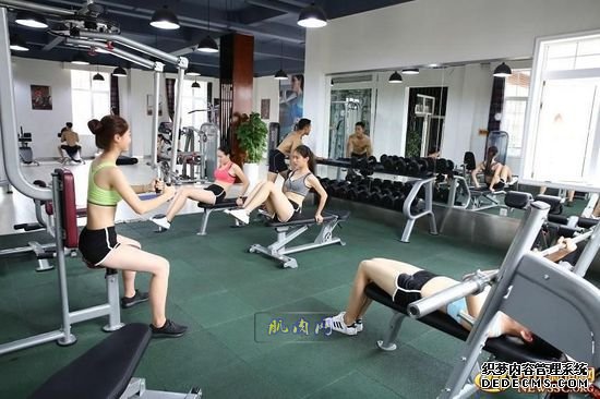 長腿、翹臀的完美身材美女哪裏多集中？除了春熙路，可能也就是四川西南航空職業學院健身房了。近日，該校一組美女健身房性感照片走紅網絡，時尚炫酷高大上的健身房加長腿翹臀完美身材的俏空姐，讓網友觀後直呼：“看美女不用去春熙路被暴曬了，到西航健身房吹著空調撩師妹去。”