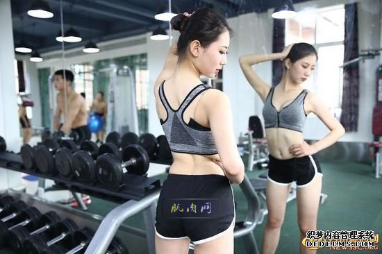 長腿、翹臀的完美身材美女哪裏多集中？除了春熙路，可能也就是四川西南航空職業學院健身房了。近日，該校一組美女健身房性感照片走紅網絡，時尚炫酷高大上的健身房加長腿翹臀完美身材的俏空姐，讓網友觀後直呼：“看美女不用去春熙路被暴曬了，到西航健身房吹著空調撩師妹去。”