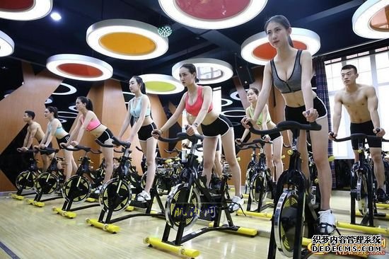 長腿、翹臀的完美身材美女哪裏多集中？除了春熙路，可能也就是四川西南航空職業學院健身房了。近日，該校一組美女健身房性感照片走紅網絡，時尚炫酷高大上的健身房加長腿翹臀完美身材的俏空姐，讓網友觀後直呼：“看美女不用去春熙路被暴曬了，到西航健身房吹著空調撩師妹去。”