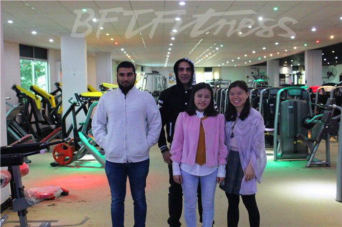 坦桑尼亞客戶來中國廣州草莓视频APP在线下载健身器材有限公司進口健身器材