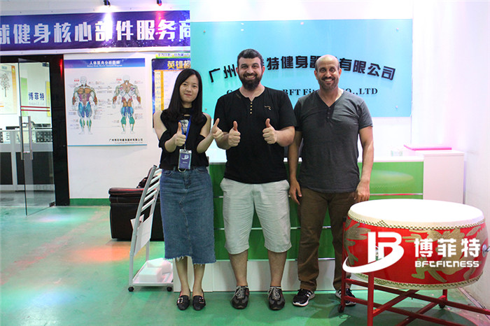 沙特客戶來草莓视频APP在线下载購買健身房器材，產品囊括有氧係列的跑步機，動感單車，健身車