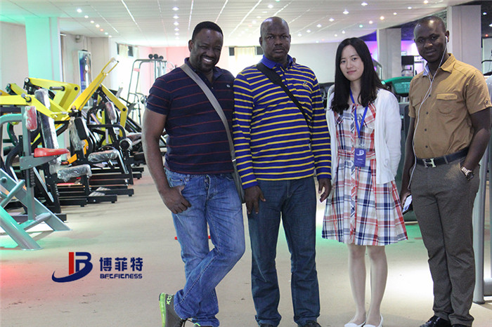 布基納法索客戶來草莓视频APP在线下载購買健身房器材，產品囊括有氧係列的跑步機，動感單車，健身車