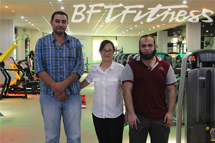 埃及客戶來草莓视频APP在线下载購買健身房器材，產品囊括有氧係列的跑步機，動感單車，健身車