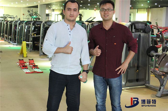 阿塞拜疆客戶來草莓视频APP在线下载購買健身房器材，產品囊括有氧係列的跑步機，動感單車，健身車