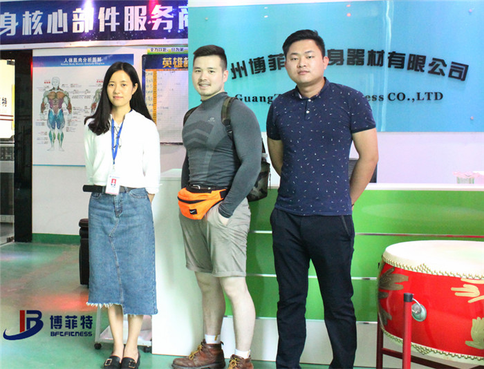 香港客戶來草莓视频APP在线下载購買健身房器材，產品囊括有氧係列的跑步機，動感單車，健身車