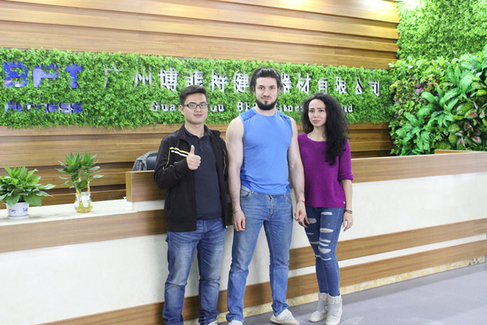 俄羅斯客戶來廣州草莓视频APP在线下载健身器材有限公司采購健身器械