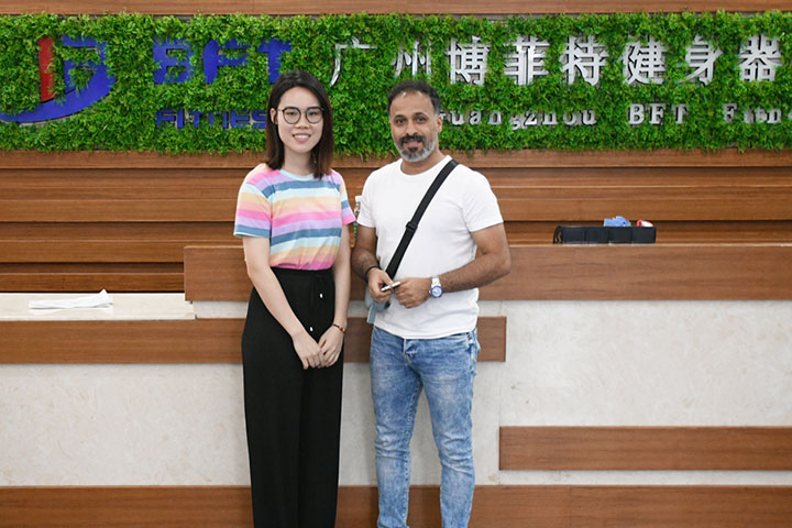 沙特阿拉伯客戶采購草莓视频APP在线下载品牌健身器材